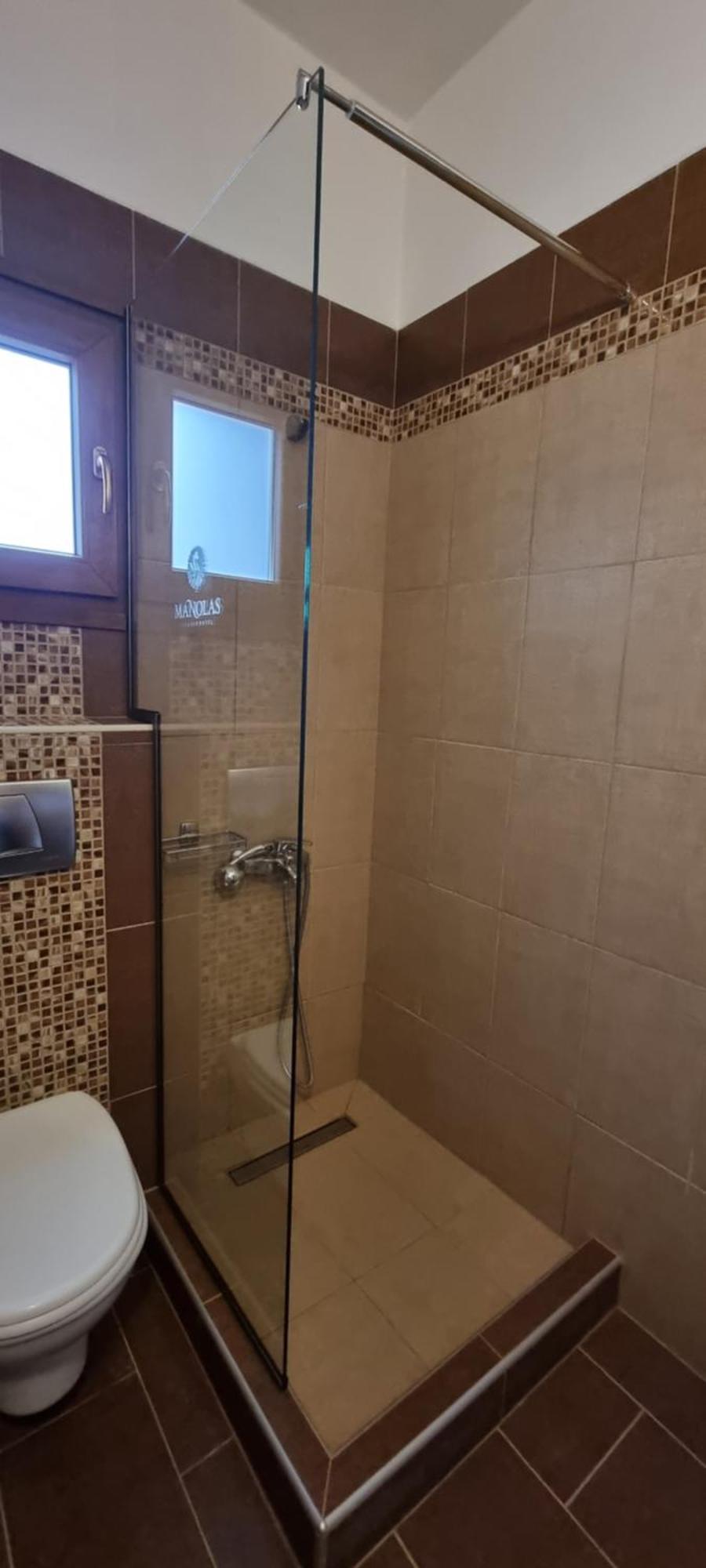 Manolas Néoi Póroi Bilik gambar