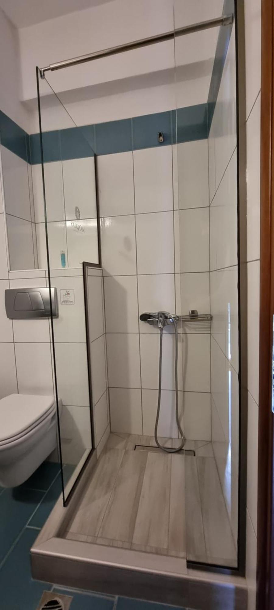 Manolas Néoi Póroi Bilik gambar